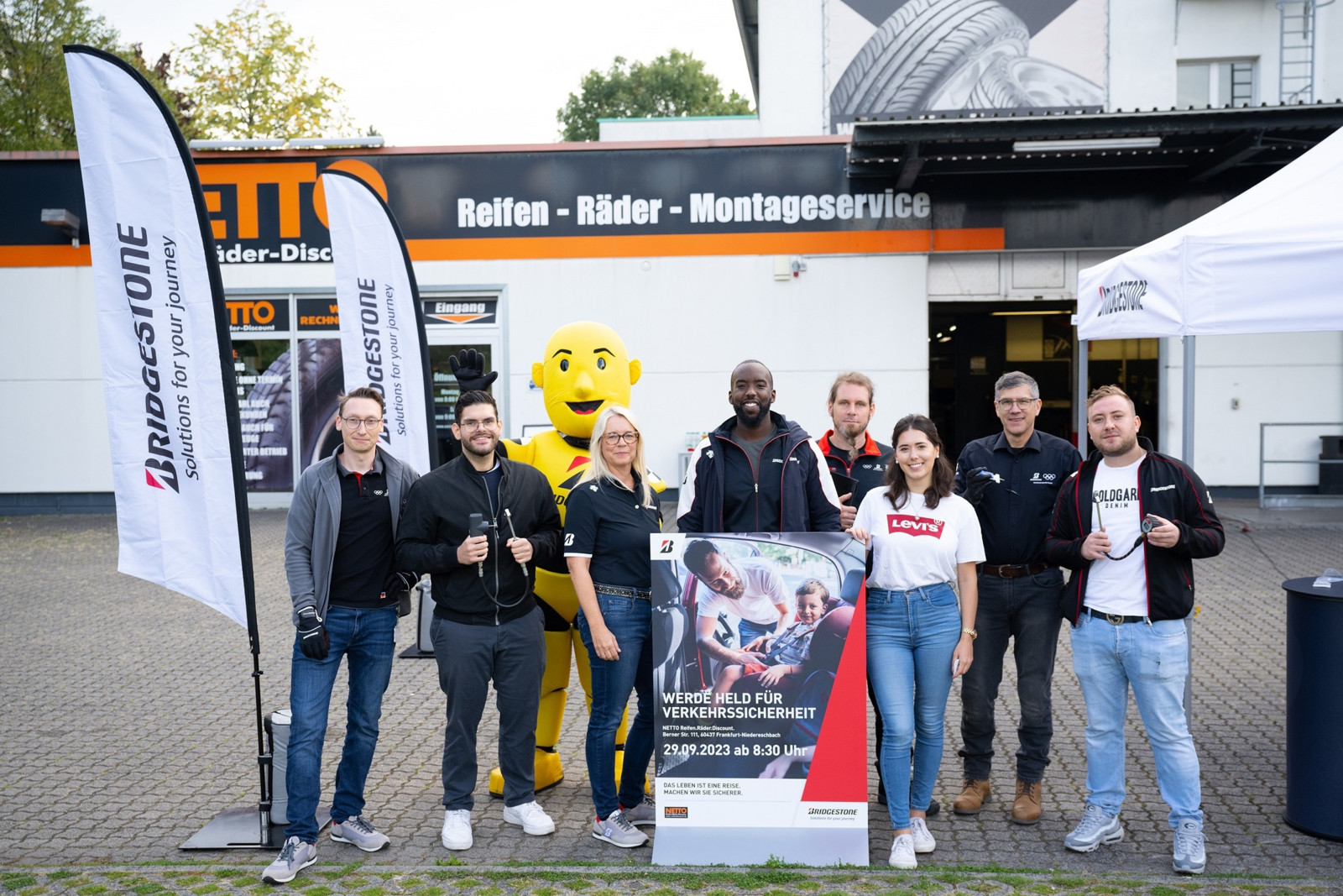 Ausgestattet mit modernsten Wartungslösungen veranstaltete Bridgestone gemeinsam mit dem Reifenhändler NETTO Reifen-Räder-Discount in Frankfurt am Main die informative Reifencheck-Aktion.