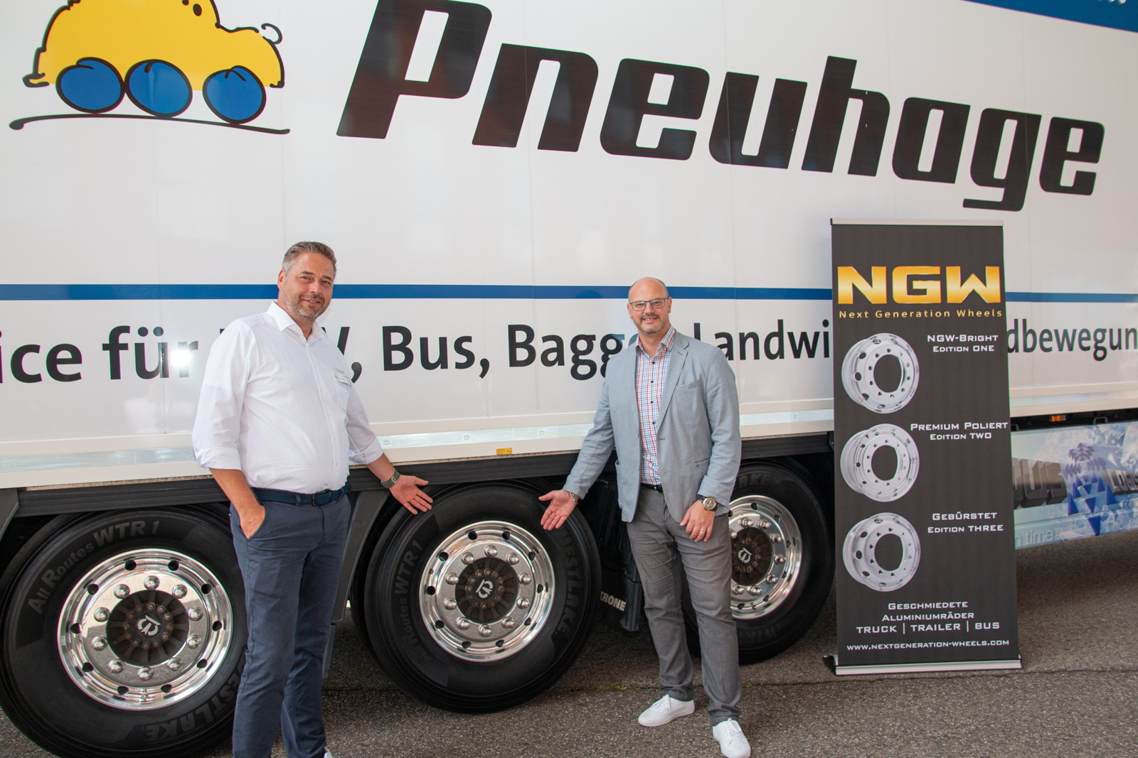 Dirk Gleinser (l.), Produktverkaufsleiter Lkw-Reifen Pneuhage Gruppe freut sich mit Daniele Saccone, Managing Director von NGW, auf den gemeinsamen Vertrieb der geschmiedeten Aluräder.