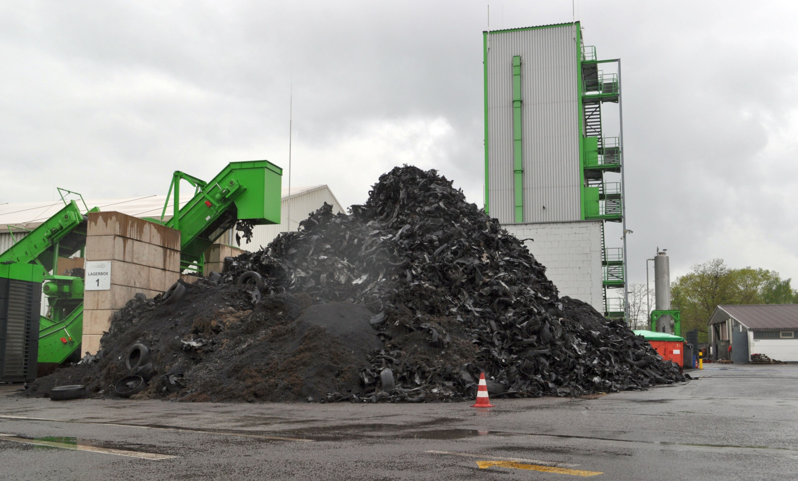 Beim Pyrum-Stammwerk in Dillingen(Saar) werden Altreifen recycelt.