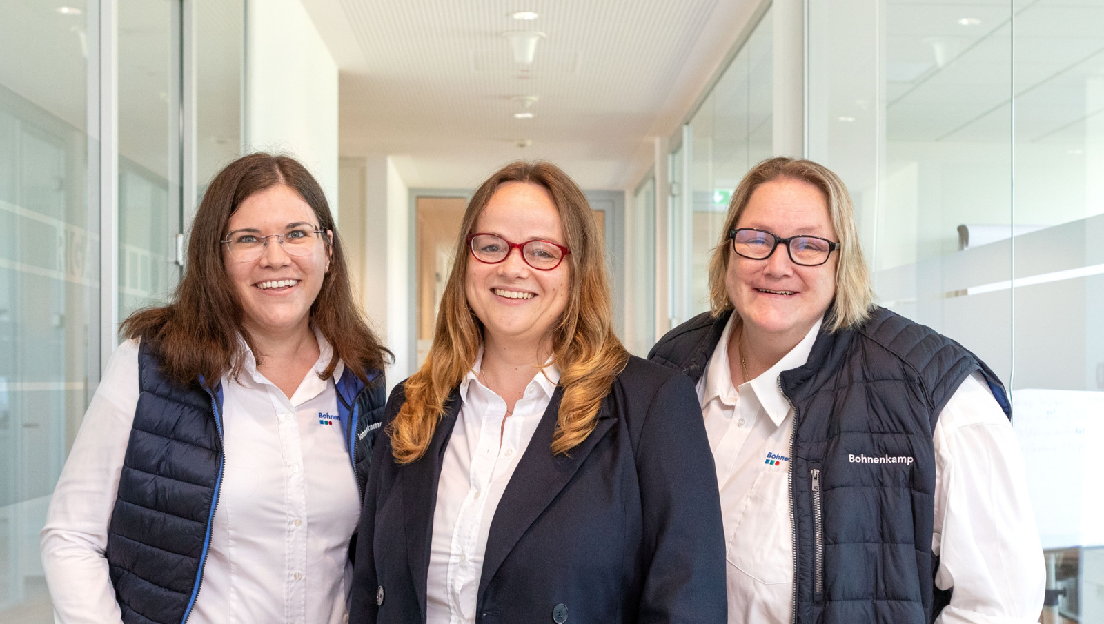 Caronila Niehaus (v.l.), Karen Beck und Sandra Ueding kümmern sich bei Bohnenkamp um die Altreifenverwertung.