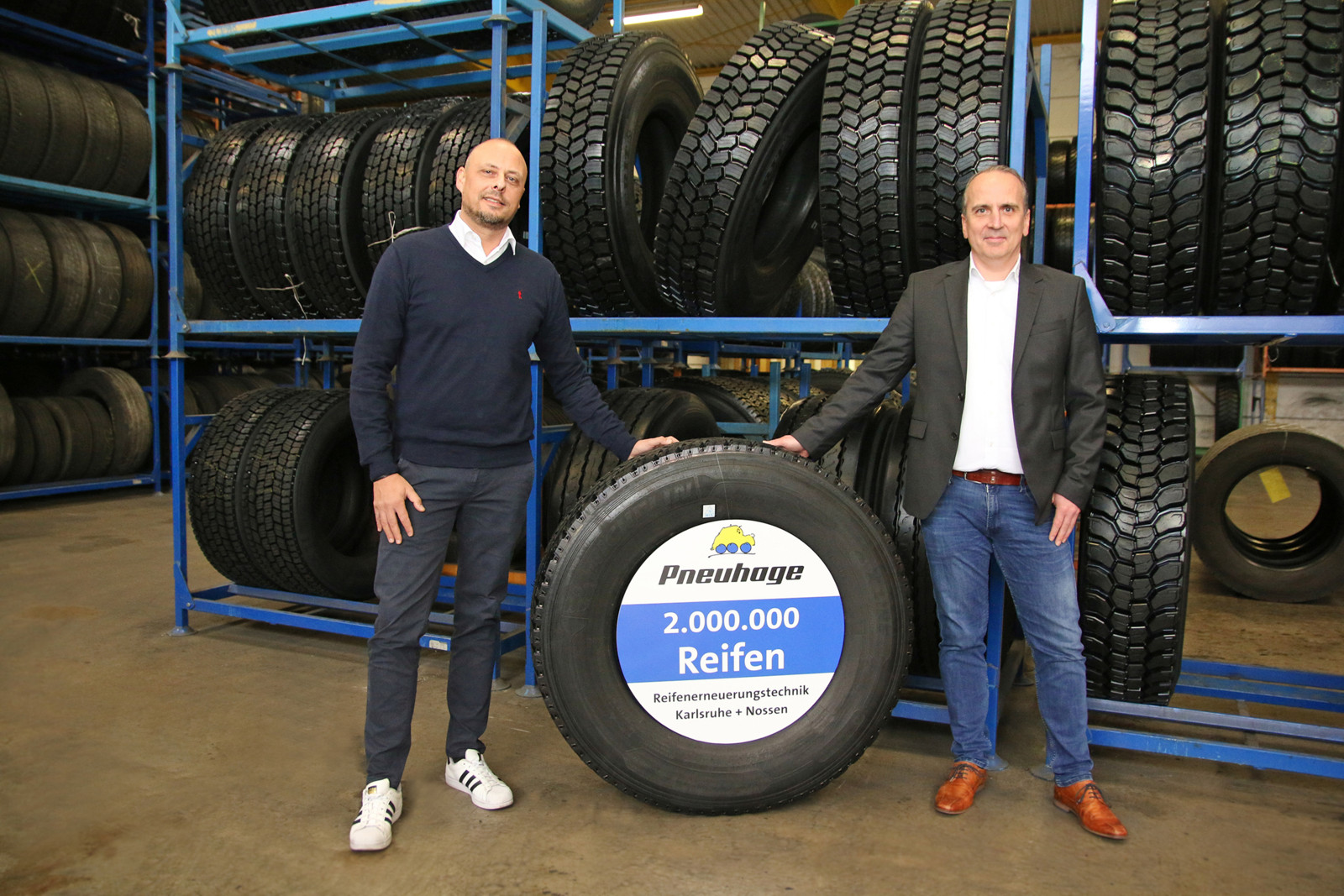 Björn Tischer (l.), Verkaufsleiter und Werksleiter Nossen, und Stefan Hess (r.), Werksleiter Karlsruhe, freuen sich über zwei Millionen runderneuerte Reifen. 