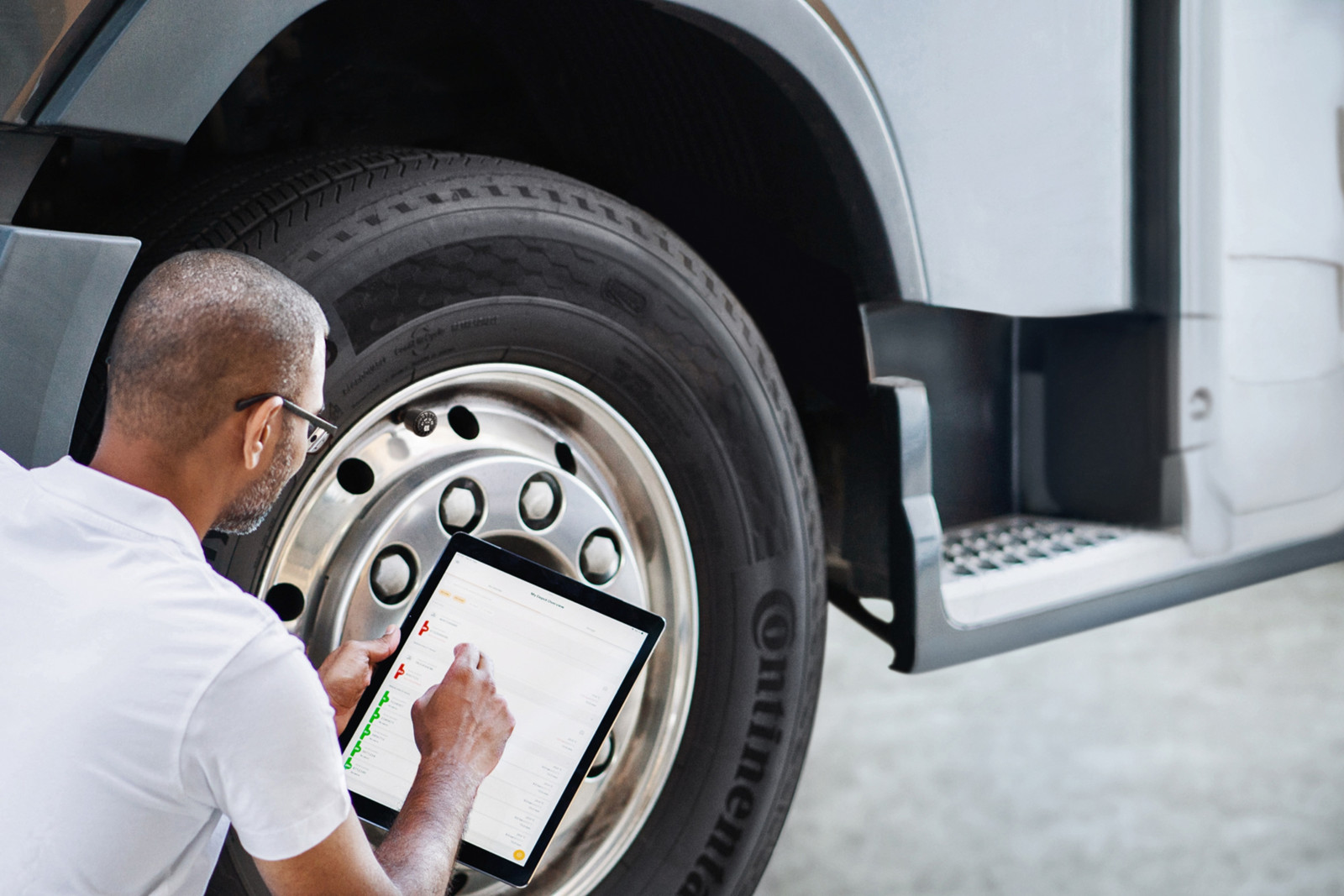 Die stetige Überprüfung des Reifenzustands mit ContiConnect hilft Flottenbetreibern, diese kosteneffizienter zu betreiben. 