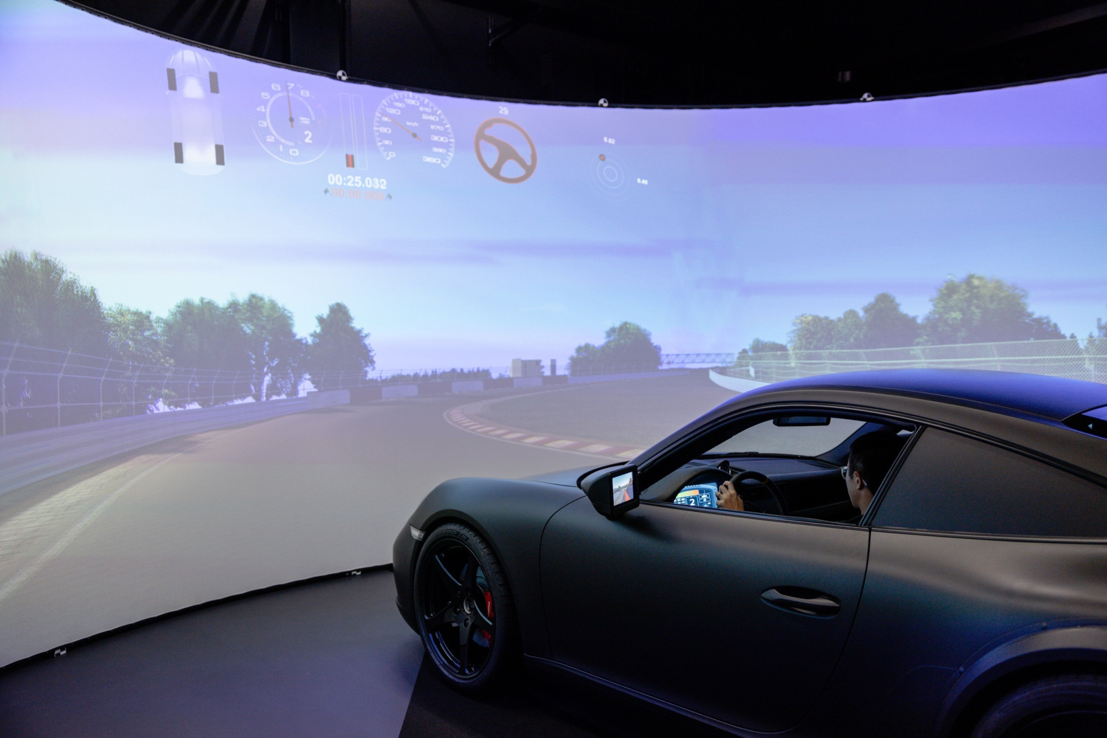 Der Fahrsimulator im VDC, am Standort Breuberg von Pirelli, ist ein Bestandteil des virtuellen Reifenentwicklungsprozesses. 