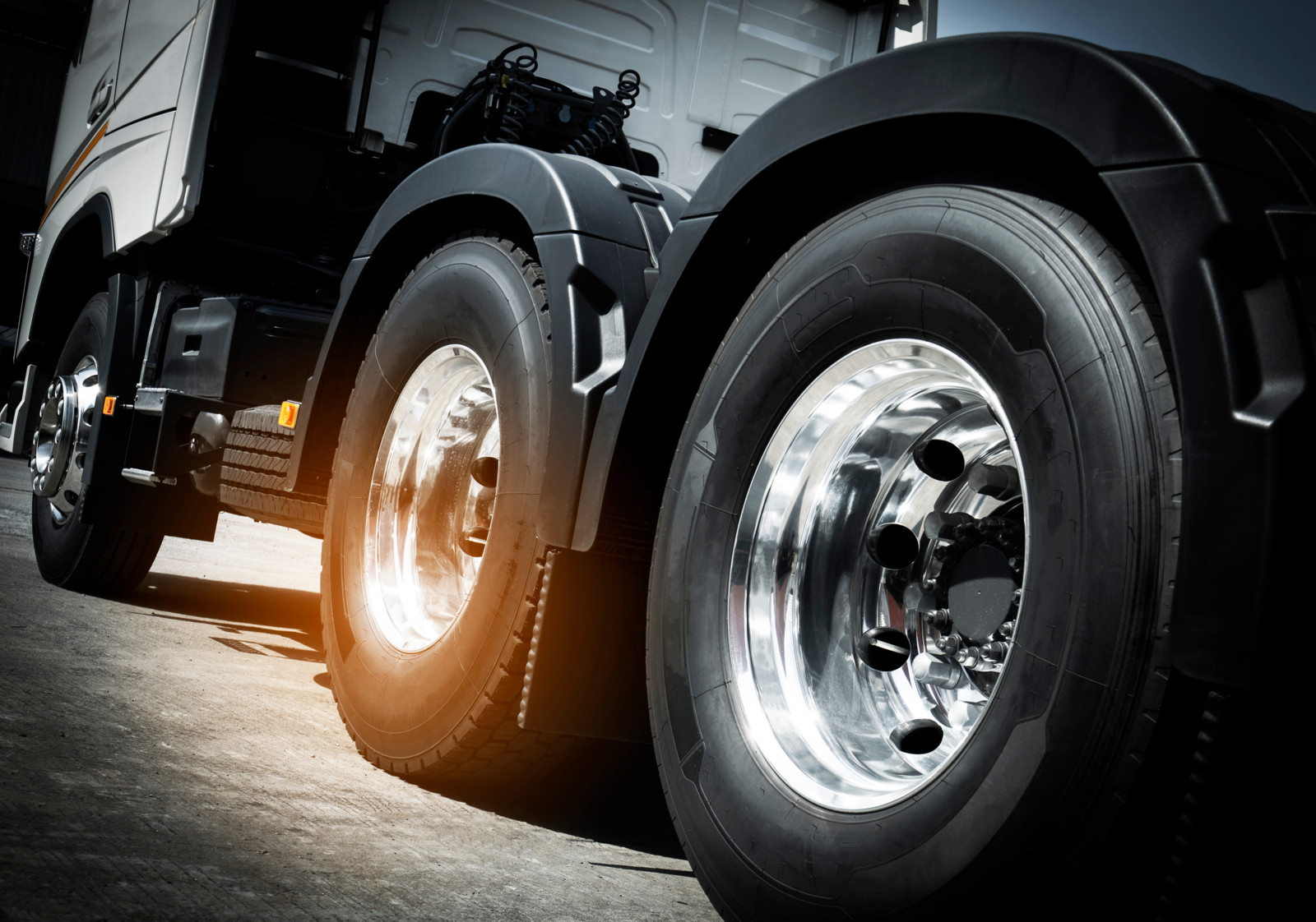 Die Anschaffung von Lkw-Reifen wird  auch 2024 durch den Bund gefördert.